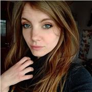 Docente di lingua giapponese impartisce lezioni a studenti che vogliono intraprendere lo studio della lingua